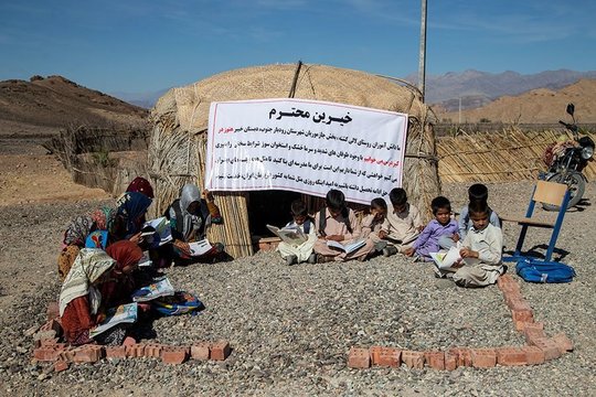 دانش آموزان روستای لالی‌کشته از توابع بخش جازموریان شهرستان رودبار جنوب در استان کرمان در وضعیتی نامناسب در حال تحصیل در این مدرسه کوچک کپری هستند.
