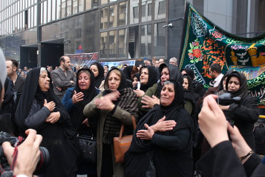 یک سال بعد از غرق شدن نفتکش سانچی و مرگ ۳۲سرنشین آن، خانواده قربانیان این حادثه مقابل ساختمان شرکت ملی نفتکش ایران جمع شدند و با مراسم سنج و دمامه‌زنی عزاداری کردند.