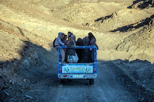 بیش از ۳۵ نفر از مسافران این سرویس خطرساز، بچه های دبیرستانی هستند که با نیسان از مدارسی در شهرستان زهکلوت -از توابع رودبار جنوب استان کرمان- در یک مسیر خاکی کوهستانی که سه ساعت طول می کشد به صورت ایستاده به خانه‌های خود در روستاهای اطراف می‌روند.
در این روستاها دبیرستان وجود ندارد و به همین دلیل بچه ها مجبورند این مسیر طولانی را طی کنند تا به مدرسه بروند و برگردند.