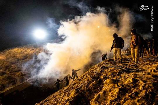 گشت مرزی آمریکا بار دیگر به سمت مهاجران حاضر در مرز مکزیک، گاز اشک‌آور پرتاب کرد.