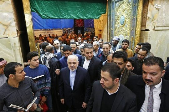 محمدجواد ظریف همراه با ایرج مسجدی سفیر جمهوری اسلامی ایران در عراق ضمن زیارت مرقد مطهر امام حسین (ع) از پروژه مقاوم‌سازی دیوارهای اطراف ضریح مطهر امام حسین (ع) در کربلای معلی و آماده‌سازی ستون‌ها برای نصب گنبد جدید حرم آن حضرت و فاز نخست طرح توسعه حرم مزین بنام صحن حضرت زینب (س) دیدن کرد.
