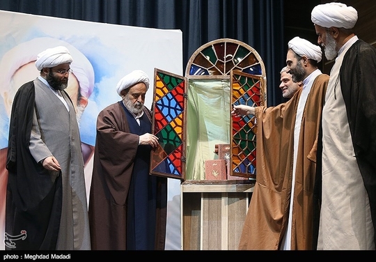 آیین معرفی و تجلیل از ترجمه پنج‌جلدی کتاب شریف اصول کافی جدیدترین اثر حجت‌الاسلام والمسلمین حسین انصاریان در مجتمع سرچشمه تهران برگزار شد.