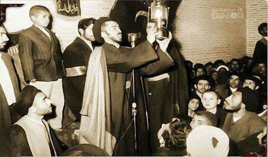 تصویری از شهید نواب صفوی در مسجد فخریه در حال معرفی محصولات ساخت داخل کشورمان ۶۰ سال پیش را مشاهده می کنید.