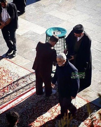 حضور بدون تشریفات حاج‌قاسم در حرم رضوی