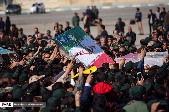پیکر شهدای مدافع امنیت لشکر ۱۴ امام حسین (ع) اصفهان که در حادثه تروریستی سیستان به شهادت رسیدند، وارد فرودگاه بدر اصفهان شد.
