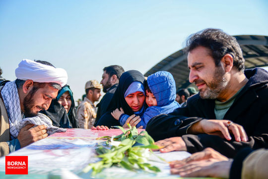 پیکر شهدای مدافع امنیت لشکر ۱۴ امام حسین (ع) اصفهان که در حادثه تروریستی سیستان به شهادت رسیدند، وارد فرودگاه بدر اصفهان شد.
