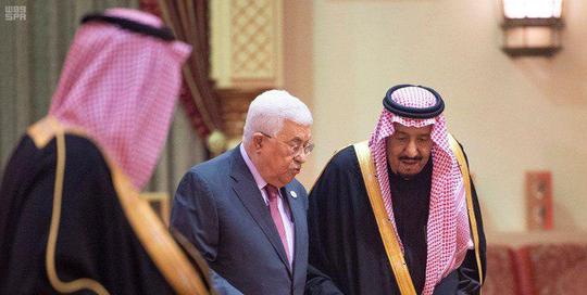 رئیس تشکیلات خودگردان فلسطین با پادشاه سعودی در کاخ ملک سلمان در ریاض دیدار و با وی درباره آخرین تحولات مربوط به فلسطین گفت‌وگو کرد.
