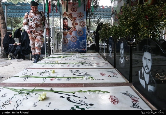 در آستانه چهلمین سالروز پیروزی انقلاب اسلامی، آیین «مهمانی لاله ها» (گلباران و عطرافشانی گلزار شهدا)، در گلزارهای شهدای بهشت زهرا برگزار شد.
