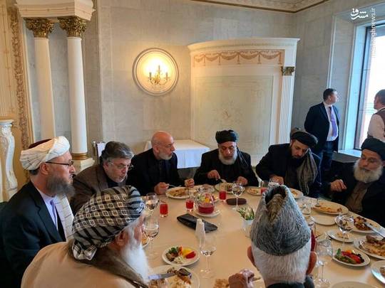 ناهار کاری رئیس جمهوری پیشین افغانستان «حامد کرزای» با «شیرمحمد عباس استانکزی» رئیس هیات طالبان در حاشیه نشست صلح مسکو.

