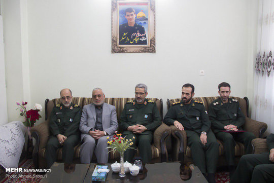 سردار غلامحسین غیب‌پرور رئیس سازمان بسیج مستضعفین در جریان سفر به سمنان با خانواده شهید عباس دانشگر دیدار و گفتگو کرد.
