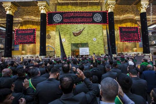 خادمان حرم مطهر حضرت حضرت عباس(ع) و امام حسین(ع) در سالروز وفات حضرت ام البنین(س) مراسم عزاداری و سوگواری را در حرم حضرت ابوالفضل(ع) در شهر کربلای معلی برگزار کردند.
