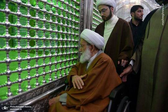 شیخ عیسی قاسم رهبر شیعیان بحرین در حرم امام خمینی(س) حضور یافت و به بنیانگذار کبیر انقلاب اسلامی ادای احترام کرد.
