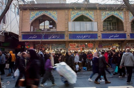 با نزدیک شدن به پایان سال، کم‌کم عطر و بوی بهار به مشام می‌رسد و مردم ایران برای استقبال از بهار و عید نوروز، با خرید شب عید، این سنت زیبای ایرانی، خود را آماده نوروز می‌کنند. بازار تهران یکی از محل‌های پر جنب و جوش شب عید است.
