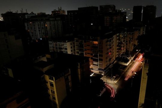 قطع شدن برق و خاموشی در نقاط وسیعی از ونزوئلا جان هزاران بیمار را در کشور تهدید می‌کند. این در حالی است که حملات سایبری هکرهای آمریکایی علت قطعی برق این کشور اعلام شده است.
