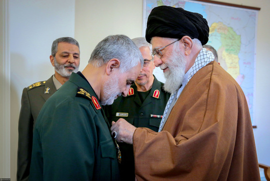 سردار سرلشکر پاسدار حاج قاسم سلیمانی فرمانده نیروی قدس سپاه پاسداران انقلاب اسلامی، از سوی فرمانده معظم کل قوا حضرت آیت‌الله العظمی خامنه‌ای به دریافت نشان عالی ذوالفقار مفتخر شد.
