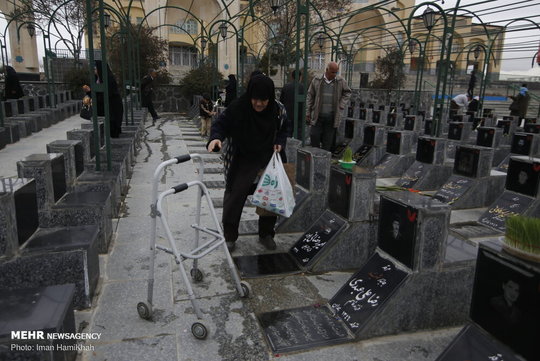 یکی از سنت های های دیرینه پیش از نوروز یاد کردن از درگذشتگان است و ایرانیان به این مناسبت در آخرین پنجشنبه سال به زیارت اهل قبور می روند
