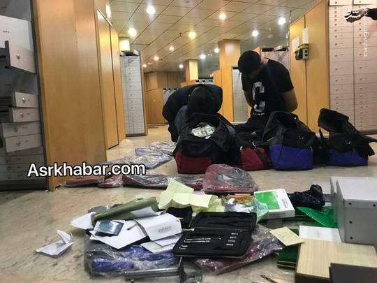 سردار کیوان ظهیری رئیس پلیس پیشگیری پایتخت:  مأموران گشت انتظامی کلانتری ۱۴۵ ونک موفق به دستگیری دو سارقی شدند که در زیر زمین یک بانک قسمت صندوق امانات با تخریب درب‌های صندوق‌ها قصد سرقت اموال امانت شهروندان را داشتند.
ارزش اموال بیش از دو هزار میلیارد تومان برآورد شده است.