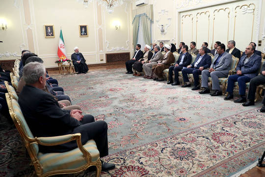 جمعی از وزیران، مدیران و مسئولان اجرایی کشور  به مناسبت آغاز سال نو، با حسن روحانی رئیس جمهوری در محل نهاد ریاست جمهوری دیدار کردند.

