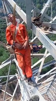خوابیدن کارگران دکل فشار قوی برق چین در ارتفاع ۵۰متری از زمین را مشاهده می‌کنید.