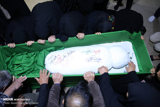 مراسم وداع با پیکر مطهر شهید مدافع حرم علیرضا اکبری در معراج شهدا برگزار شد.
شهید علیرضا اکبری در سال ۹۵ در دفاع از حریم اهل بیت به فیض عظیم شهادت نائل آمد و پیکرش پس از گذشت بیش از سه سال به کشور بازگشت