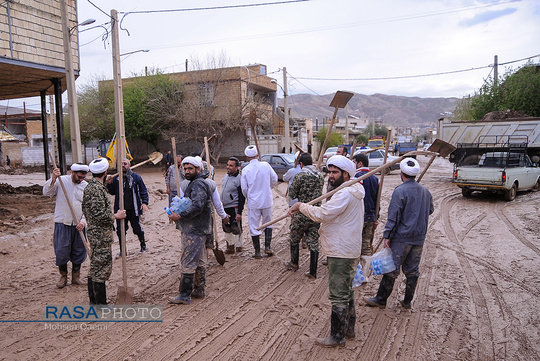 پلدختر این روز‌ها پر از کسانی است که مشغول جهادند، جهادی از جنس انسانیت، از جنس شرف و ایستادگی پای آرمان‌های انقلاب؛ در این میان حضور پر تعداد طلاب پرمعناست؛ در پلدختر جهاد هنوز ادامه دارد.