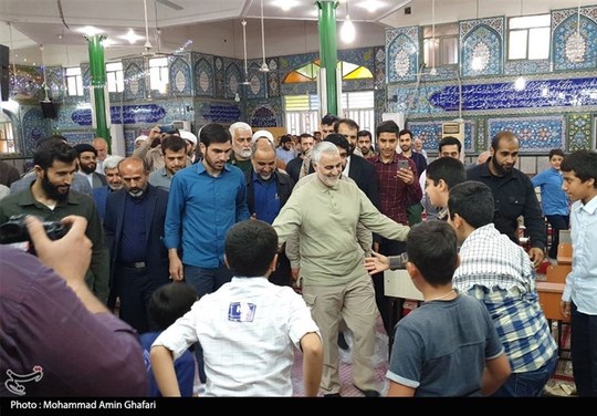 همزمان با وقوع سیل شدید در استان خوزستان بسیاری از شهرها و روستاهای این استان، نیروهای امدادی مردم را تا عادی شدن وضعیت به کمپ‌ها و اماکن امن منتقل کردند.گروه‌های جهادی ‌‌برای تامین غذای گرم و تامین امکانات برای سیل‌زدگان اقدام به راه‌اندازی آشپزخانه و موکب‌هایی به این منظور کردند.سردار قاسم سلیمانی برای بازدید و خدا قوت به یکی از این آشپزخانه‌ها در مسجد امام خمینی (ره) اهواز رفت  و در این  دیدار ‌با جهادگران به گفت‌وگو پرداخت.
