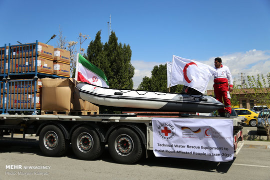 مراسم تحویل محموله صلیب سرخ آلمان برای سیل زدگان در سازمان امداد ونجات هلال احمر برگزار شد. پیش از این برخی دیگر از کشورها همچون عراق، کویت، سوریه، و ترکیه هم کمکهایی ارسال کرده بودند.
در حاشیه این مراسم خبرنگاران از انبار محموله ارسالی هلال احمر کویت نیز بازدید کردند