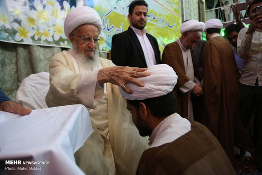 همزمان با سالروز میلاد با سعادت منجی عالم بشریت حضرت صاحب الزمان (عج) جمعی از طلاب قم در دفاتر مراجع تقلید ملبس به لباس روحانیت شدند.