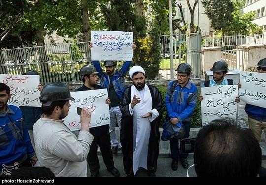 تجمع دانشجویان و طلاب مقابل وزارت اقتصاد جمعی از طلاب و دانشجویان، در اعتراض به آنچه خصوصی‌سازی افسارگسیخته خواندند، مقابل ساختمان وزارت اقتصاد و دارایی تجمع کردند.این دانشجویان و طلاب با در دست داشتن دست‌نوشته‌هایی نسبت به روند واگذاری شرکت‌هایی مانند:هپکو اراک