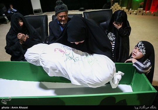 مراسم وداع با پیکر مطهر شهید مدافع حرم لشکر فاطمیون رضا کریمی ظهر در معراج شهدا با حضور خانواده و همرزمان شهید برگزار شد.