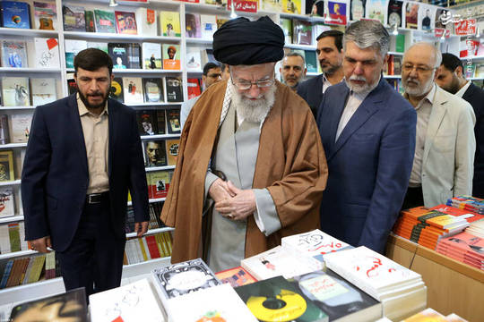 بازدید رهبر انقلاب از نمایشگاه کتاب تهران