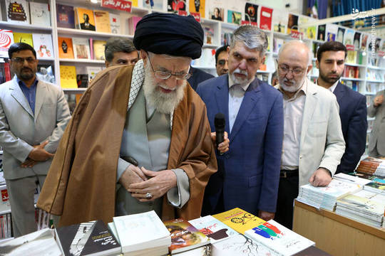بازدید رهبر انقلاب از نمایشگاه کتاب تهران
