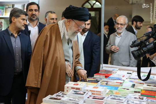 بازدید رهبر انقلاب از نمایشگاه کتاب تهران