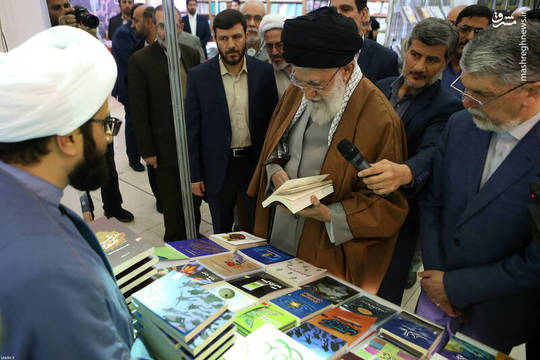 بازدید رهبر انقلاب از نمایشگاه کتاب تهران