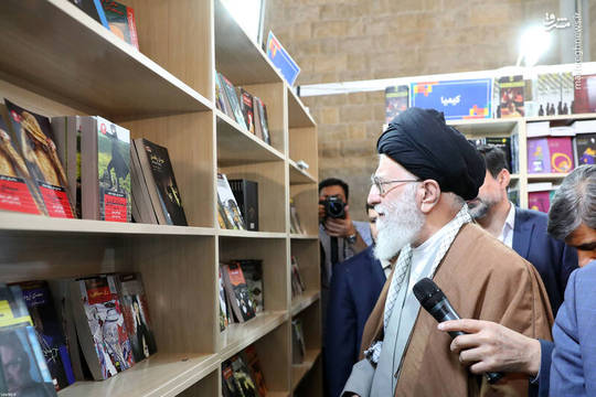 بازدید رهبر انقلاب از نمایشگاه کتاب تهران