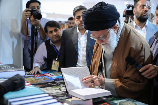 بازدید رهبر انقلاب از نمایشگاه کتاب تهران