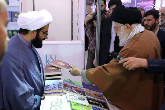 بازدید رهبر انقلاب از نمایشگاه کتاب تهران