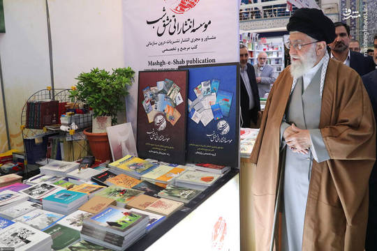بازدید رهبر انقلاب از نمایشگاه کتاب تهران
