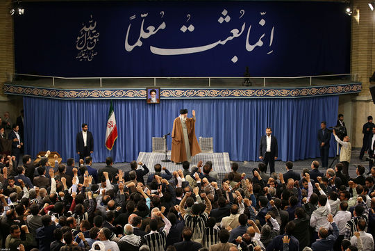 در آستانه‌ی روز معلم، جمعی از معلمان و فرهنگیان سراسر کشور، با حضور در حسینیه‌ی امام خمینی رحمه‌الله با حضرت آیت‌الله خامنه‌ای رهبر انقلاب اسلامی دیدار کردند.