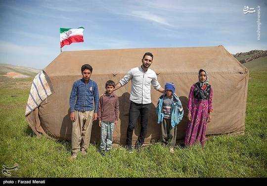 آرش دایی چی معلم عشایر کوچ نشین ایل زوله است که به صورت داوطلبانه همراه با این عشایر در فصول سرد به مناطق گرمسیر خوزستان و در فصول گرم به مناطق معتدل کرمانشاه کوچ می کند.