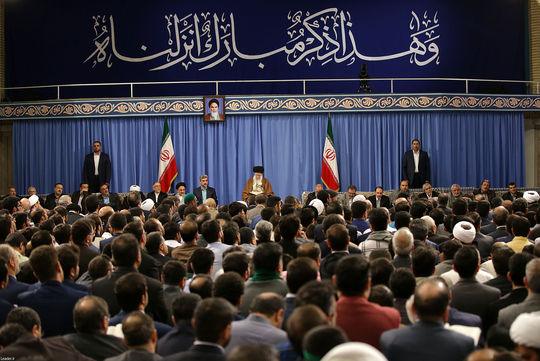 در آستانه ماه مبارک رمضان، ماه نزول قرآن، محفل نورانی انس با قرآن کریم در حضور حضرت آیت‌الله خامنه‌ای رهبر معظم انقلاب اسلامی در حسینیه‌ امام خمینی (ره) برگزار شد.
