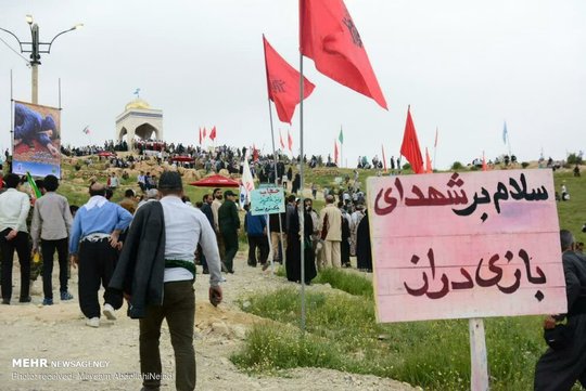 به مناسبت بزرگداشت سالروز عملیات غرورآفرین بازی دراز، کاروان های راهیان نور و بسیجیان سراسر کشور به ارتفاعات بازی دراز در شهرستان سرپل ذهاب صعود کردند.

