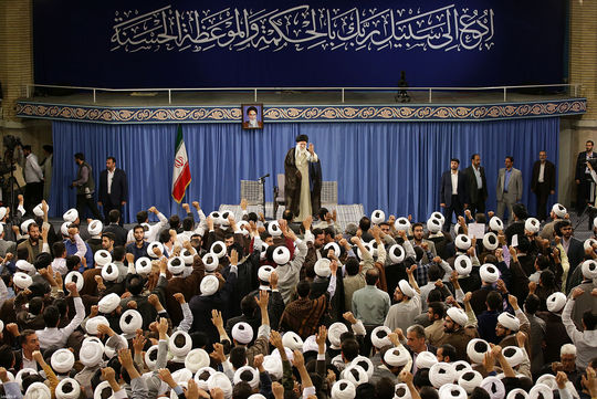 در دومین روز از ماه مبارک رمضان، جمعی از طلاب حوزه‌های علمیه‌ی سراسر کشور، با حضرت آیت‌الله خامنه‌ای رهبر انقلاب اسلامی دیدار کردند.
