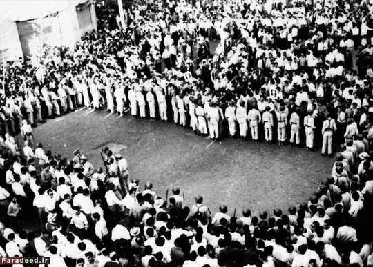 تجمع موافقان و مخالفان در پی تصمیم مصدق به برگزاری همه پرسی در خصوص انحلال مجلس. 3 آگوست