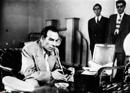 مزمان با ابلاغ حکم عزل مصدق شاه کشور را به مقصد بغداد ترک می‌کند. در حالیکه ظاهرا توطئه علیه دولت خنثی شده است و دکتر حسین فاطمی وزیرخارجه در میتینگ جبهه ملی سخنرانی کرده و فریاد 