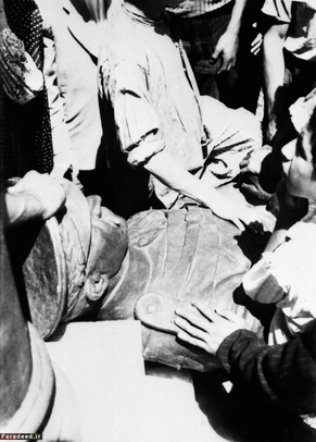 مجسمه ساقط شده رضاشاه در میدان سپه تهران. 18 آگوست