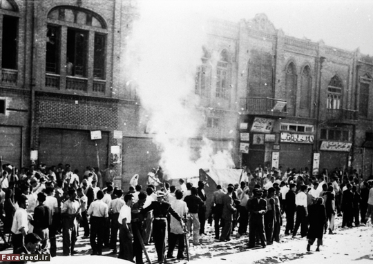 به آتش کشیدن دکه روزنامه فروشی کمونیست ها در تهران به دست حامیان شاه. 19 آگوست