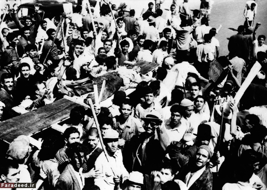 محل اصلی درگیری بین نیروهای حامی دلت با سلطنت طلبان در مقابل خانه مصدق بود؛ در این تصویر پیکر جوان مجروح بر دستان جمعیت برده می‌شود. 19 آگوست