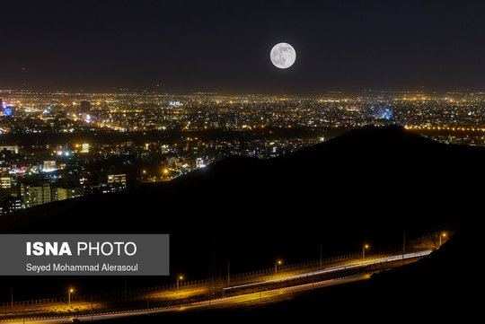 تصویر ابرماه که با عنوان ماه صورتی در جهان یاد می شود و به دلیل قرار گیری کره ماه، در نزدیک‌ترین حالت به زمین رخ می دهد