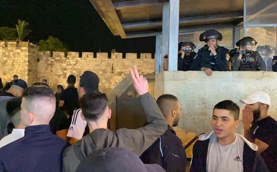 عقب‌نشینی نظامیان صهیونیست از «باب العامود» مسجد الاقصی
